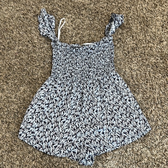 Lulu’s Navy floral mini romper - Picture 7 of 7
